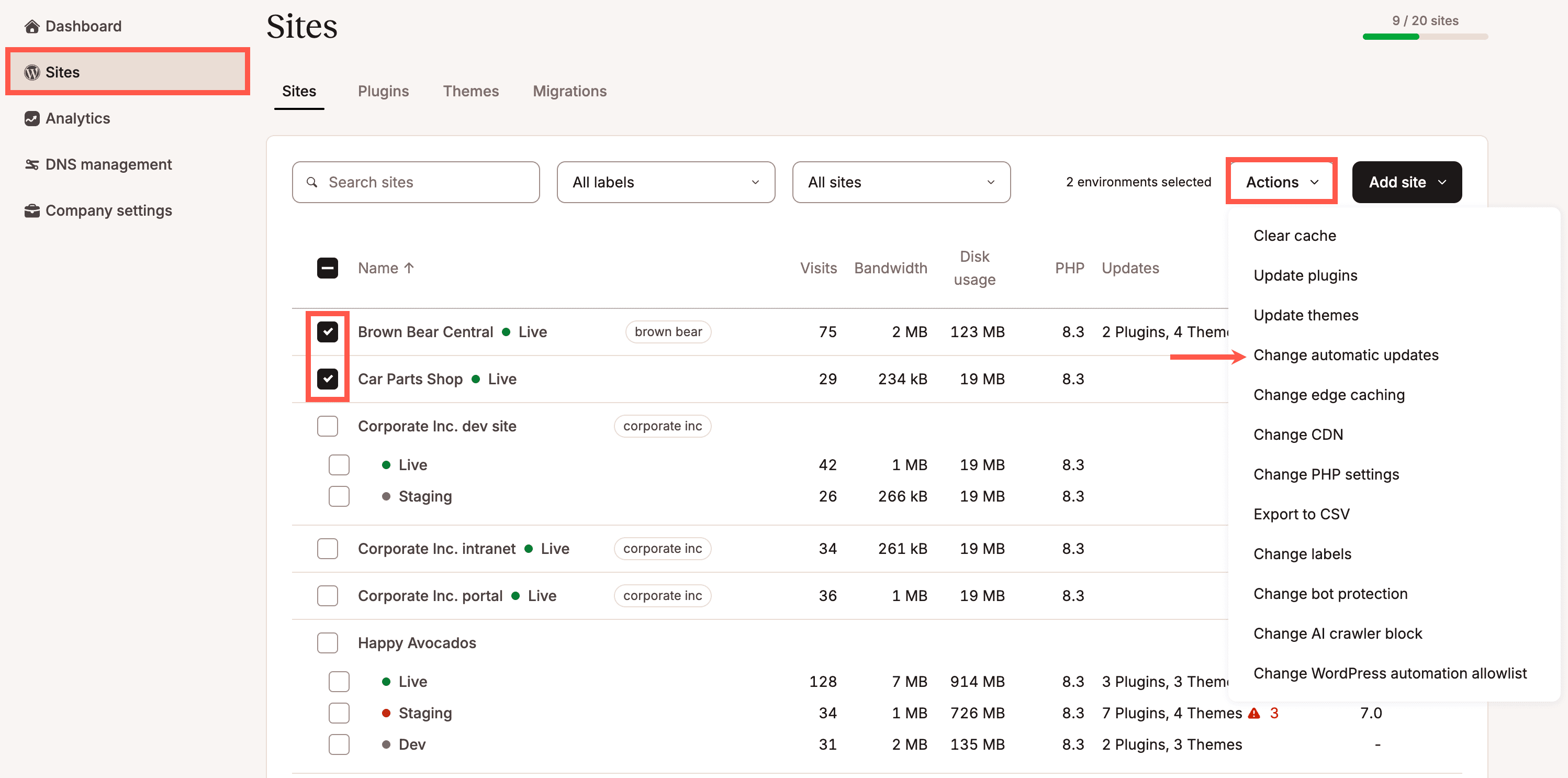 Altere as atualizações automáticas de vários sites simultaneamente.