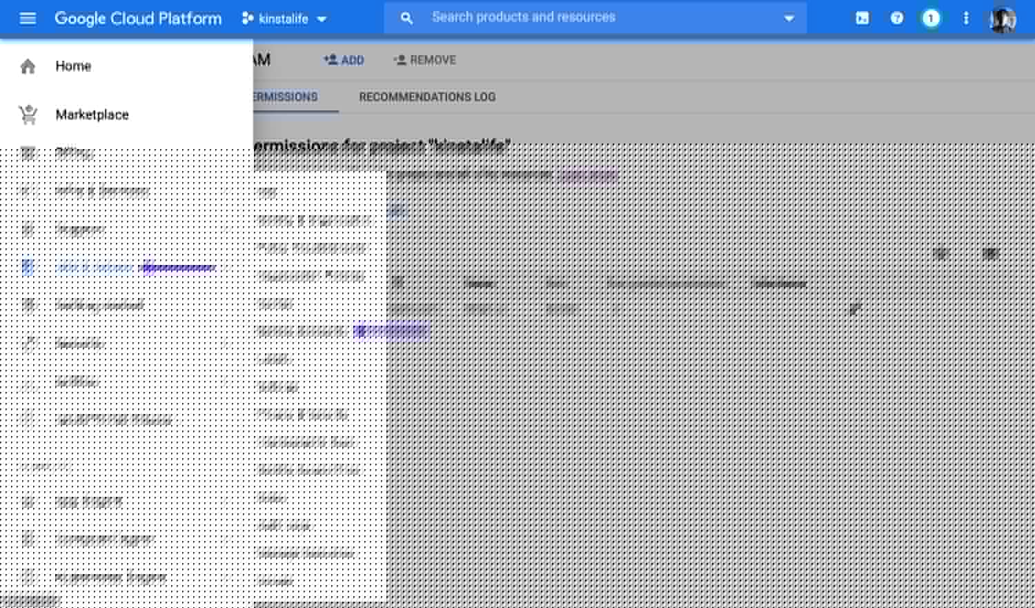 Cuentas de Servicio en el menú IAM y administración.