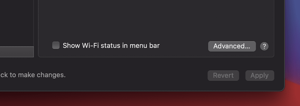 Ein Teil des macOS Netzwerk-Bildschirms mit einem Kontrollkästchen zur Anzeige des Wi-Fi-Status in der Menüleiste und der Schaltfläche 