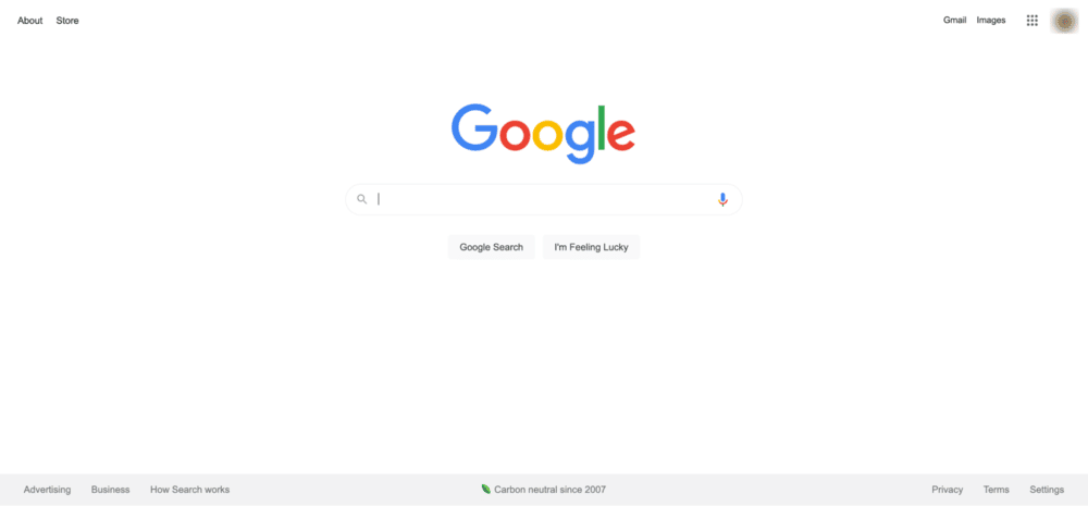 Página de inicio de Google con el logotipo de Google en el centro y una barra de búsqueda debajo.
