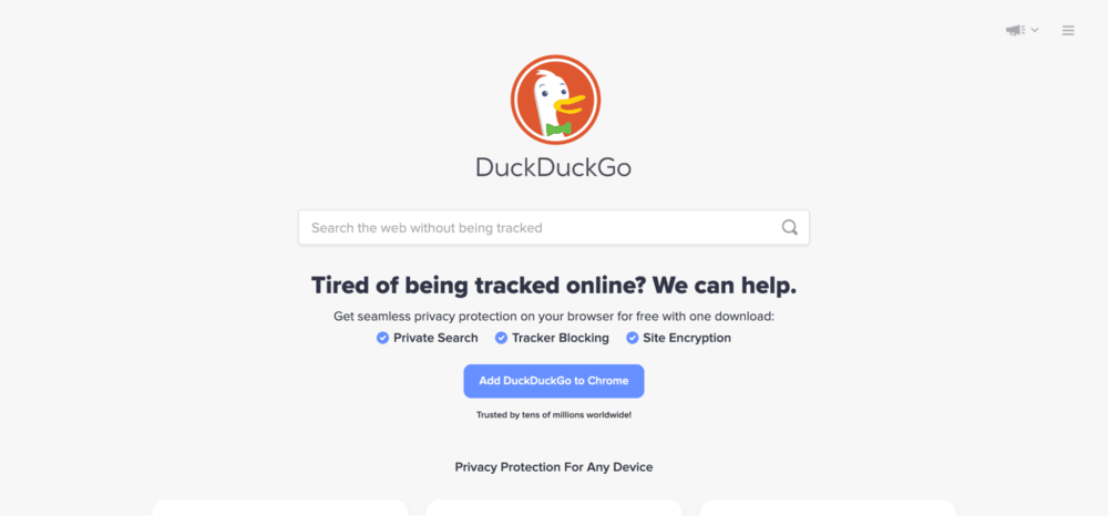 Página de inicio de DuckDuckGo con el logotipo de DuckDuckGo en el centro y una barra de búsqueda debajo. Debajo de la barra de búsqueda, un texto negro en negrita dice:
