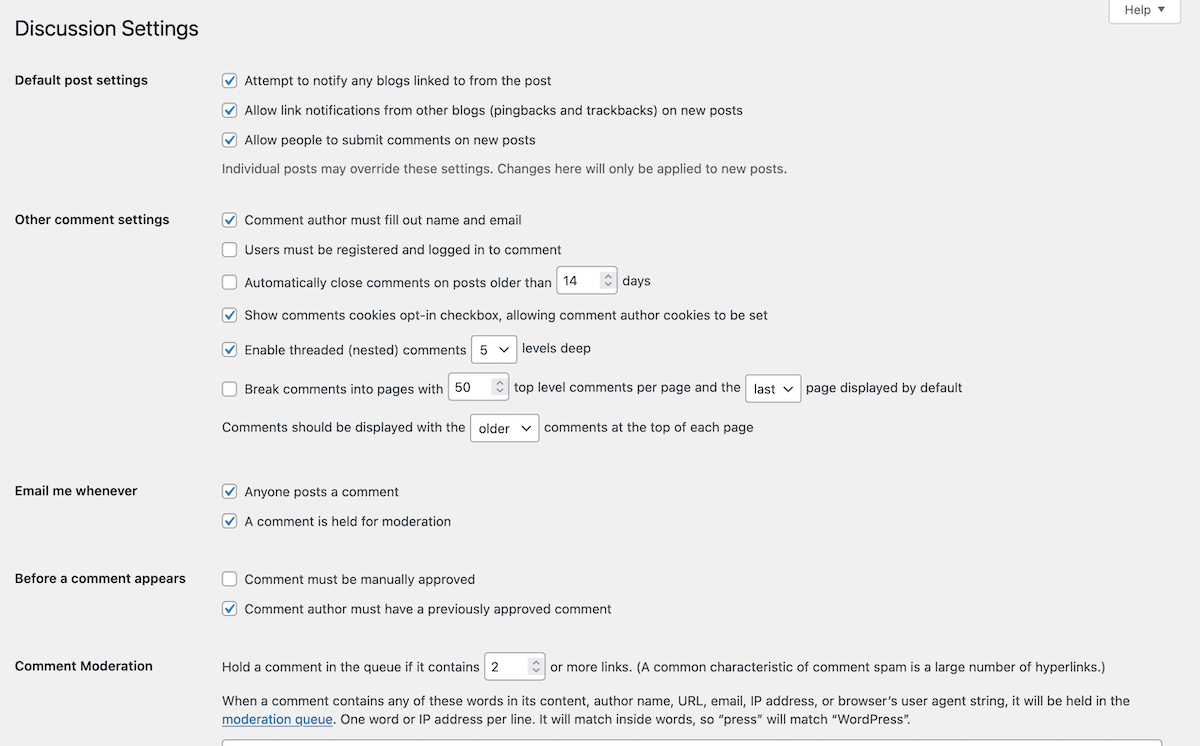 Die Seite „Diskussions-Einstellungen” im WordPress-Admin-Dashboard. Die Seite zeigt Konfigurationsoptionen für Standard-Post-Einstellungen wie Link-Benachrichtigungen und Kommentar-Moderation, andere Kommentar-Einstellungen wie die Anforderung von Name und E-Mail-Adresse und das Schließen alter Kommentare, E-Mail-Benachrichtigungs-Einstellungen und Einstellungen für die Warteschlange der Kommentar-Moderation.