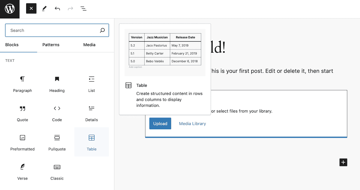 L'interfaccia dell'editor a blocchi di WordPress. Sul lato sinistro è presente una barra laterale con varie opzioni di blocco come Paragrafo, Intestazione, Elenco e Tabella. L'area del contenuto principale mostra un blocco Tabella con i numeri di versione e le date di rilascio di WordPress, oltre alle opzioni per caricare i media o accedere alla libreria multimediale. L'interfaccia ha un design pulito e moderno con uno sfondo bianco.