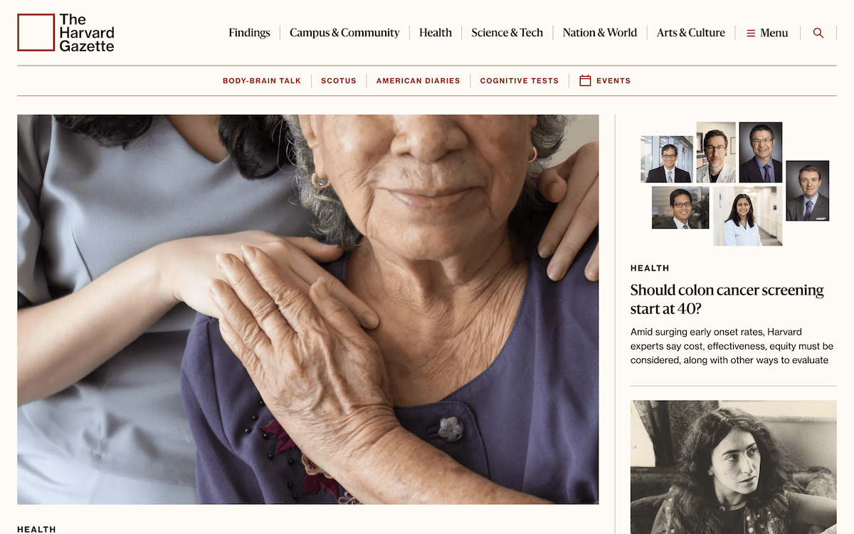 La home page della Harvard Gazette, che mostra una grande immagine principale di una donna anziana e una barra laterale di articoli di attualità, completi di immagini in primo piano.