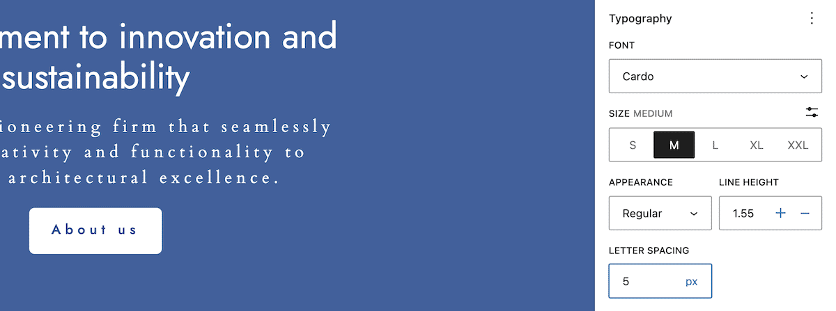 De zijbalk Typografie van de site-editor toont het lettertype dat is ingesteld op Cardo, met opties om de grootte, het uiterlijk, de linehoogte en de letterafstand aan te passen. Een blauwe achtergrond met witte tekst laat zien hoe de letterafstand (hier 5 px) eruit ziet op de website.