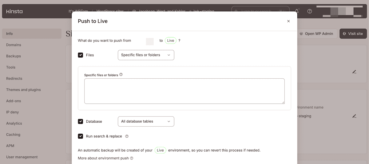De MyKinsta interface toont een Push to Live dialoogvenster. Opties om bestanden en databases van de testomgeving naar de live omgeving te pushen worden getoond, met selectievakjes voor specifieke bestanden, mappen en databasetabellen.