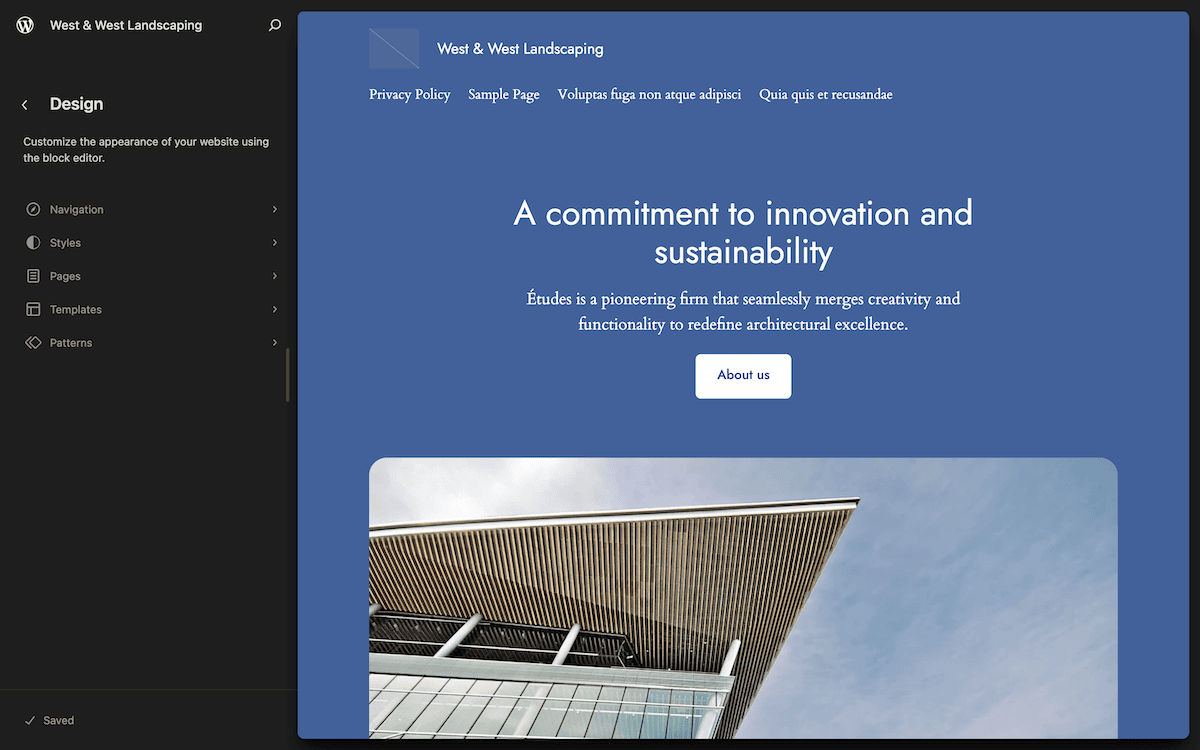 Het beginscherm van de WordPress Site Editor. De linker zijbalk toont ontwerpopties, terwijl het hoofdgedeelte een blauw gethematiseerde homepage toont met de kop “Toewijding aan innovatie en duurzaamheid” en een afbeelding van een modern gebouw.
