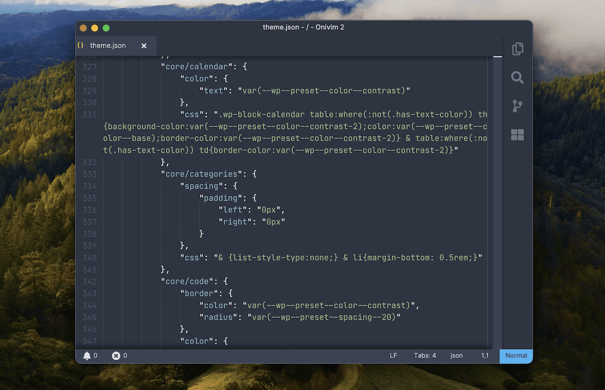 Een venster met de titel van een code-editor wordt weergegeven op een schilderachtige achtergrond van beboste bergen. De editor toont een deel van een WordPress theme.json bestand met verschillende styling configuraties. De code bevat instellingen voor kalender, categorieën en code-elementen, waarbij CSS-variabelen worden gebruikt voor kleuren en spatiëring. Line nummers zijn zichtbaar aan de linkerkant en de editor interface heeft een donker thema voor betere leesbaarheid tegen de achtergrond.