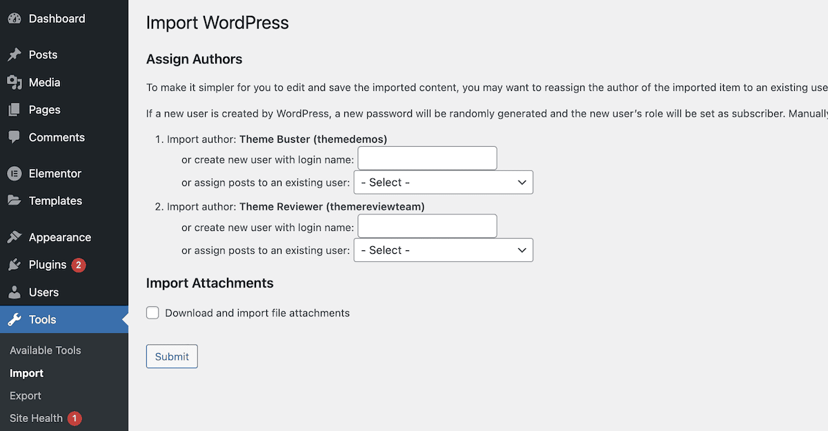 A tela Importar WordPress para atribuir autores ao conteúdo. Há campos para criar novos usuários ou atribuir artigos a usuários existentes para dois autores importados: Theme Buster e Theme Reviewer. Na parte inferior, há uma caixa de seleção para importar anexos de arquivos e um botão Enviar.