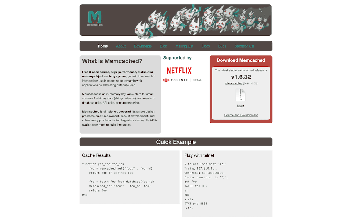 La home page del progetto Memcached mostra un'intestazione caratteristica con personaggi di coniglietti in stile cartone animato in bianco con accenti turchesi. Il contenuto principale spiega che Memcached è un sistema di caching della memoria distribuito, gratuito e open-source. La pagina include una sezione Quick Example con esempi di codice, una dimostrazione Play with telnet e una sezione Supported By.