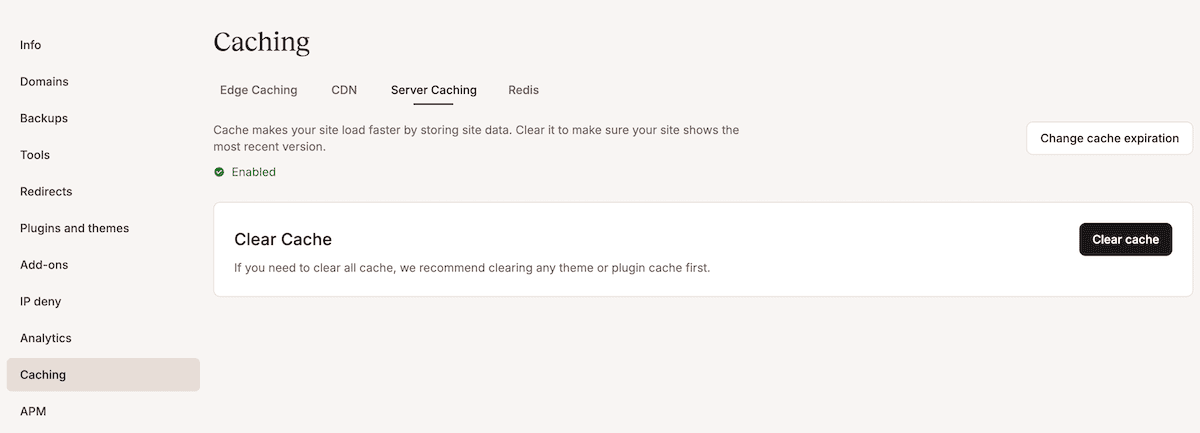 La pagina delle impostazioni della cache del server nella dashboard di MyKinsta. Include schede per Edge Caching, CDN, Server Caching e Redis. L'interfaccia spiega che la cache migliora i tempi di caricamento del sito memorizzando i dati del sito e include opzioni per cancellare la cache o modificare le impostazioni di scadenza della cache. Una barra laterale di sinistra consente di navigare verso altre impostazioni, come Domini, Backup e Strumenti.