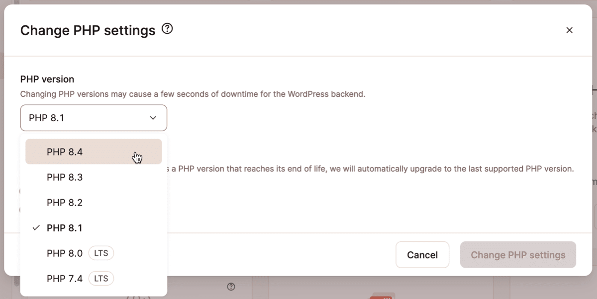 Una schermata che mostra la selezione di PHP 8.4 durante l'aggiornamento delle impostazioni PHP nella dashboard di MyKinsta.