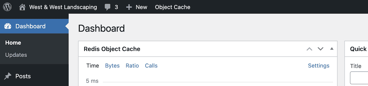 L'intestazione della dashboard di amministrazione di WordPress mostra gli indicatori di notifica e l'etichetta Object Cache nella barra degli strumenti nera. Sotto di essa si trova un widget Redis Object Cache che mostra le metriche delle prestazioni, comprese le colonne Time, Bytes, Ratio e Calls, con una lettura di 5 ms visibile.