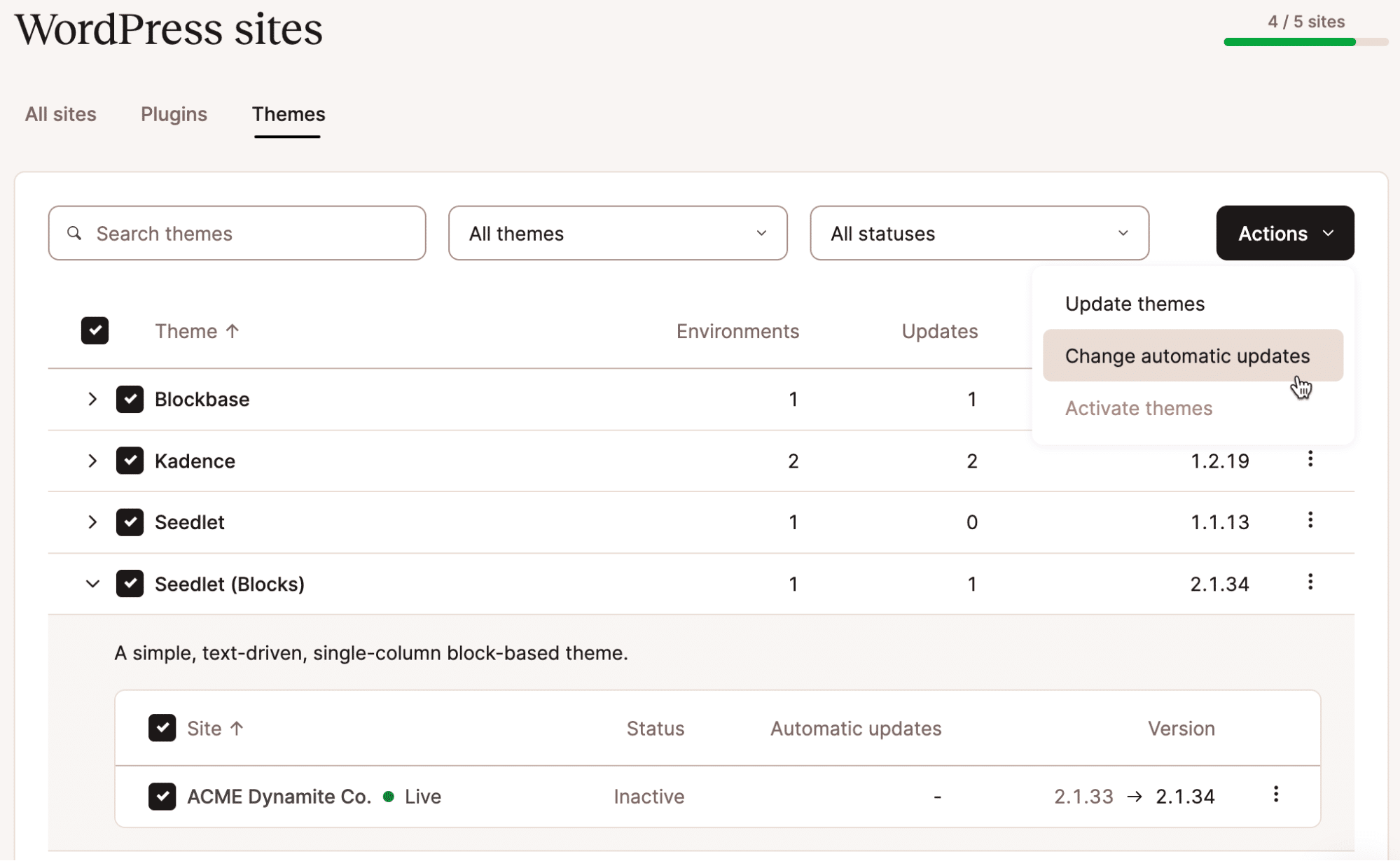 Schermata che mostra un elenco di temi WordPress selezionati e l'utente che sceglie Modifica aggiornamenti automatici da un menu a discesa.