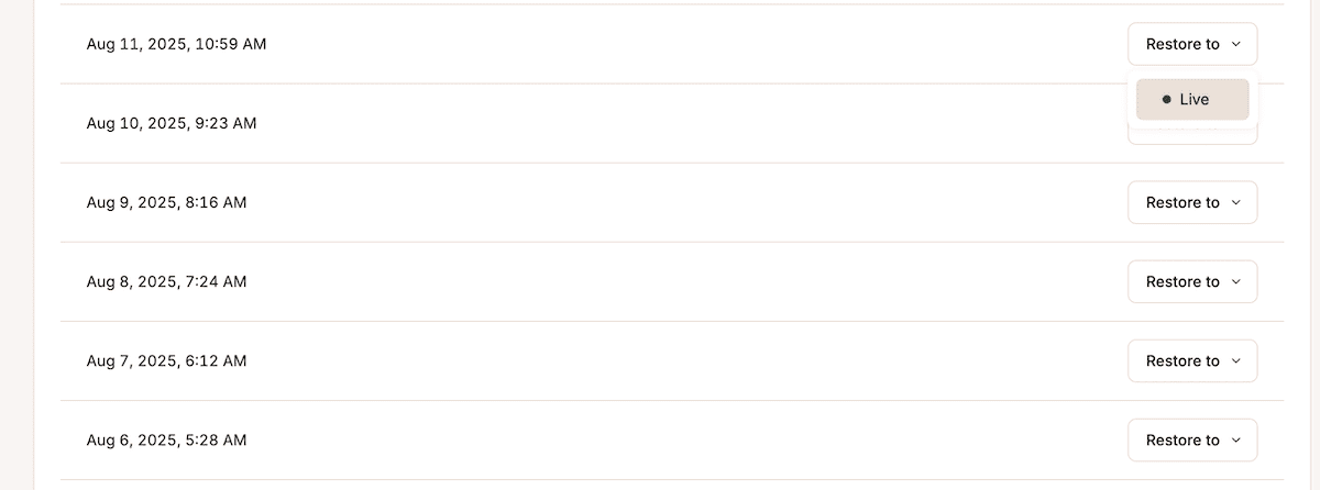 Interface de gerenciamento de backups no MyKinsta mostrando pontos de restauração disponíveis com marcação de data/hora e botões de restauração com um clique para cada backup.