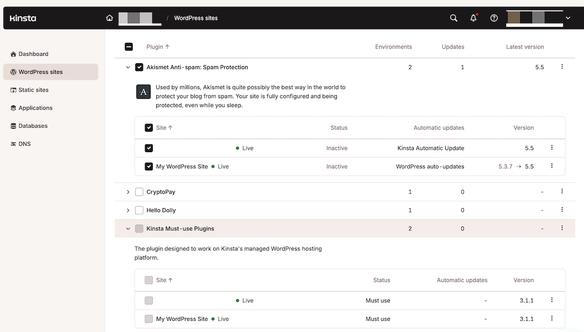 A interface do painel MyKinsta mostrando a tela de atualização de plugins para múltiplos sites, com menus expandidos exibindo o status de cada plugin.