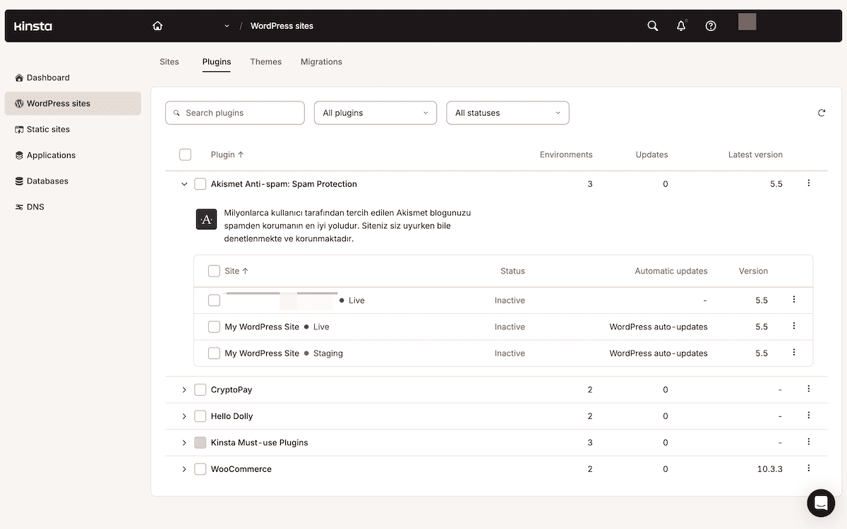 La pantalla de sitios de WordPress en MyKinsta muestra una lista de plugins con actualizaciones disponibles. Cada plugin muestra su nombre, el número de entornos seleccionados que lo tienen instalado y una casilla de verificación para incluirlo en la actualización en lote.