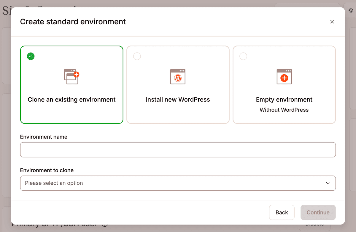 El panel Crear entorno estándar muestra tres opciones: clonar un entorno existente, instalar una nueva versión de WordPress y crear un entorno vacío.