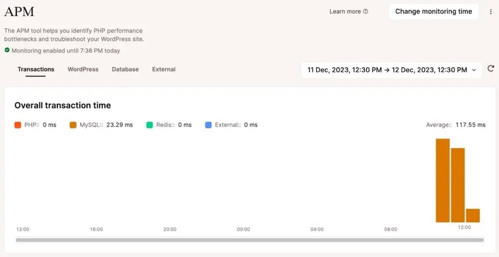 La interfaz de la herramienta APM de Kinsta muestra un gráfico de barras con el tiempo total de transacción de un sitio web de WordPress.