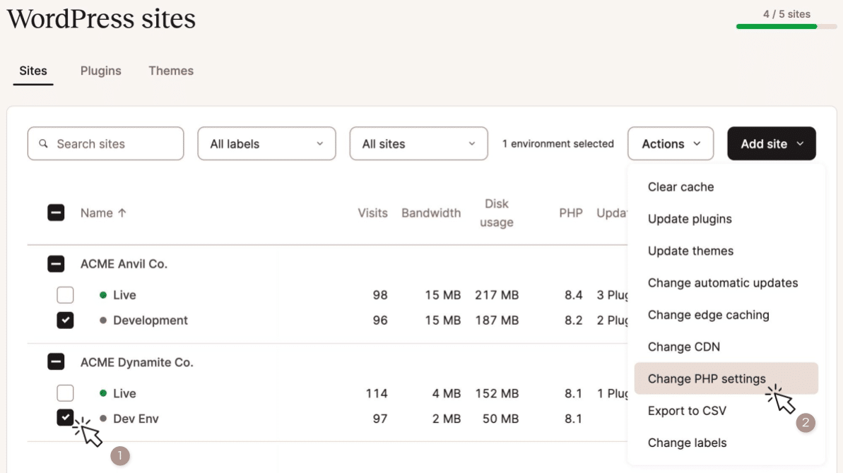 Screenshot van de WordPress-sites-pagina in MyKinsta met meerdere omgevingen geselecteerd voor een PHP-update.