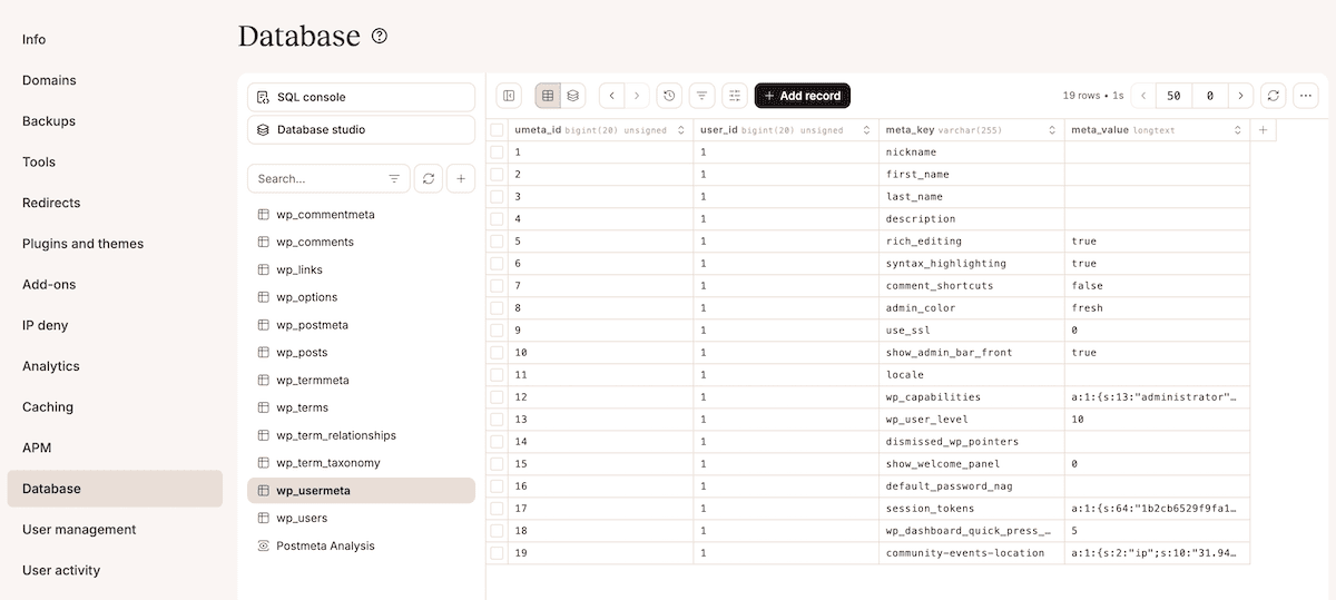 Die Registerkarte „MyKinsta-Datenbank“ zeigt die Datenbank-Studio-Oberfläche mit einer Liste der WordPress-Datenbanktabellen. Die Oberfläche zeigt Tabellennamen, Zeilenzahlen und Datengrößen an.