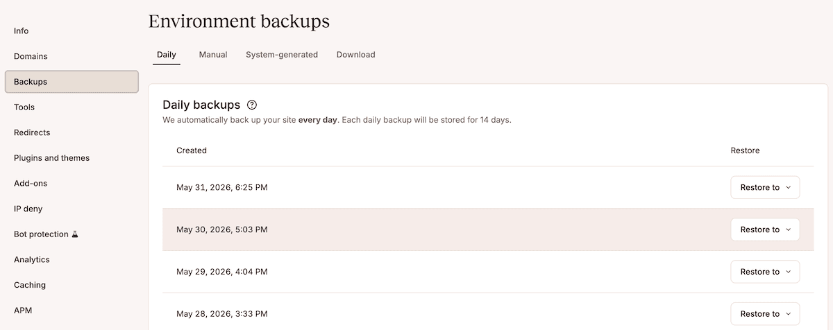 Het tabblad Backups in MyKinsta met de tabbladen Dagelijks, Per uur, Handmatig, Door systeem gegenereerd en Downloaden, en een lijst met backups op tijdstempel.
