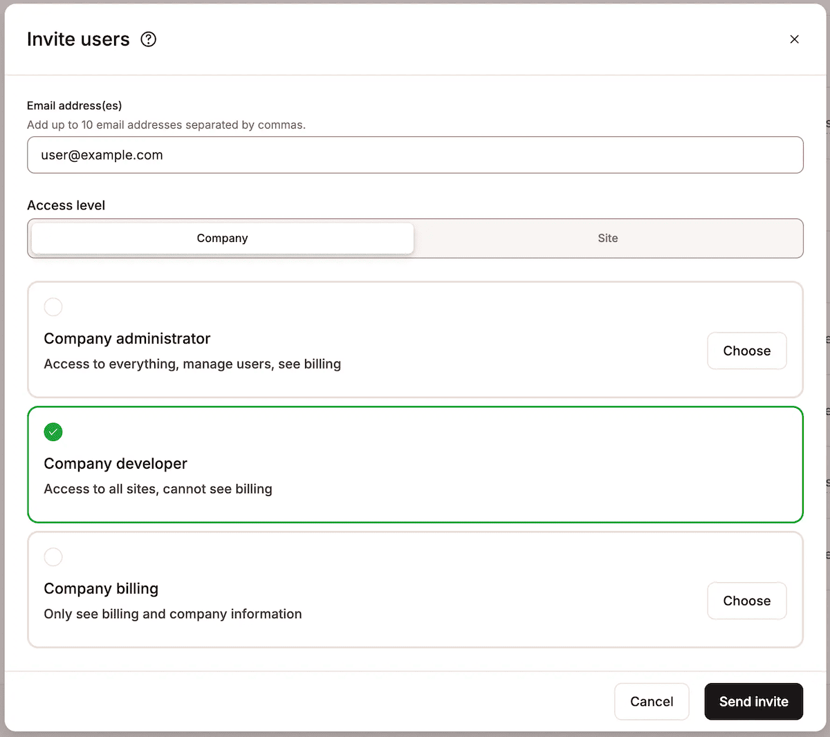 Een close-up van het paneel 'Gebruikers uitnodigen' met een ingevuld e-mailadres en de Company Developer-opties geselecteerd.